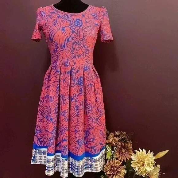 LuLaRoe XS Coral Short Sleeve Stretch Textured Skater Dress - Picture 2 of 9